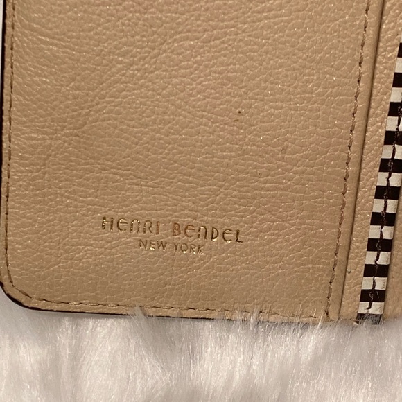 Henri Bendel Cream Leather Zip Around Wallet - Picture 4 of 13
